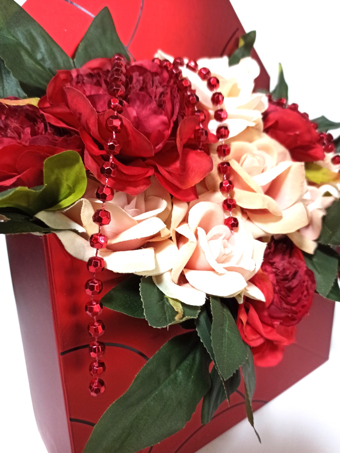 Cutie Plic Roșie Cu Trandafiri și Bujori - casă & stil de viață - decorațiuni de casă - accesorii florale - cutii cu flori - Artynos.ro