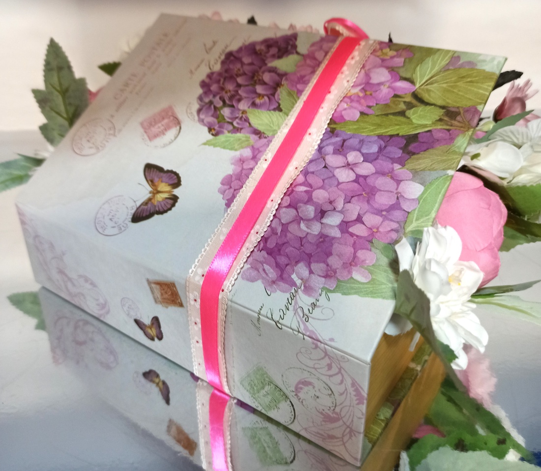 Carte Cu Margarete și Bujori Roz - casă & stil de viață - decorațiuni de casă - accesorii florale - cutii cu flori - Artynos.ro