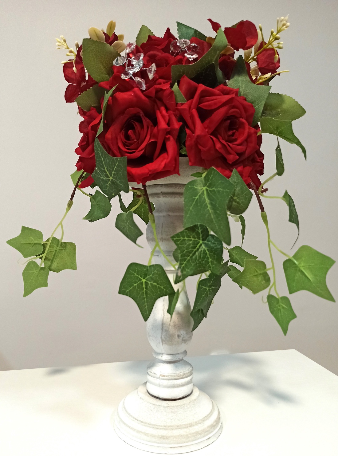 Sfeșnic înalt Alb Cu Trandafiri Roșii - casă & stil de viață - decorațiuni de casă - decorațiuni de masă și rafturi - decorațiuni de masă - Artynos.ro