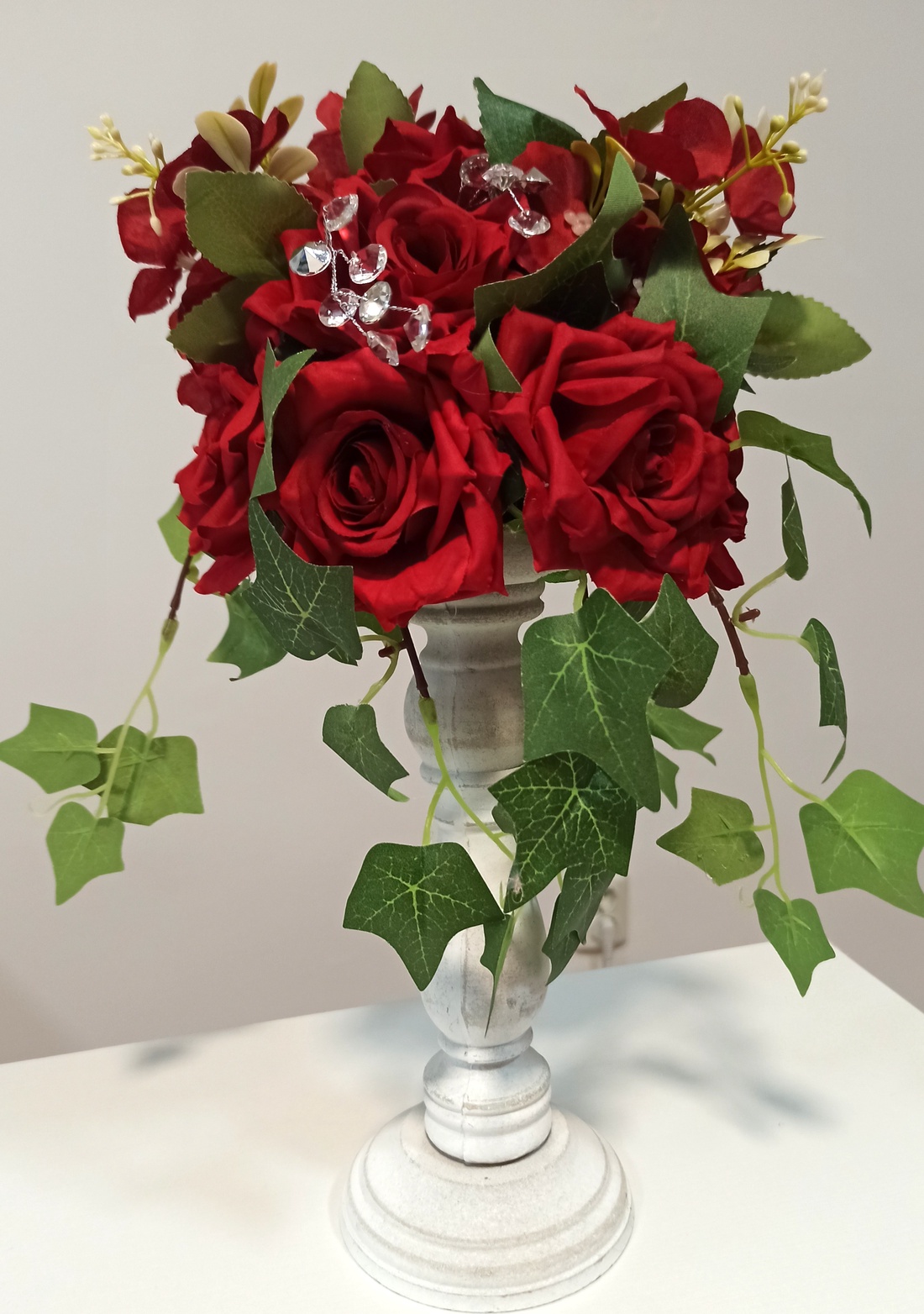 Sfeșnic înalt Alb Cu Trandafiri Roșii - casă & stil de viață - decorațiuni de casă - decorațiuni de masă și rafturi - decorațiuni de masă - Artynos.ro