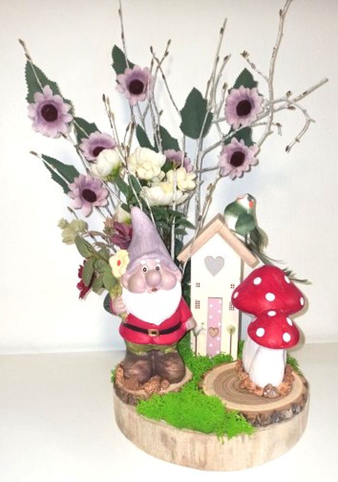 DECORAȚIUNE - PITIC, CIUPERCI ȘI CĂSUȚĂ PE FELIE DE LEMN - casă & stil de viață - decorațiuni de casă - decorațiuni de masă și rafturi - decorațiuni de masă - Artynos.ro