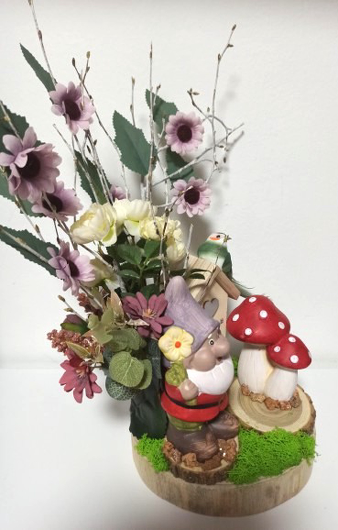 DECORAȚIUNE - PITIC, CIUPERCI ȘI CĂSUȚĂ PE FELIE DE LEMN - casă & stil de viață - decorațiuni de casă - decorațiuni de masă și rafturi - decorațiuni de masă - Artynos.ro