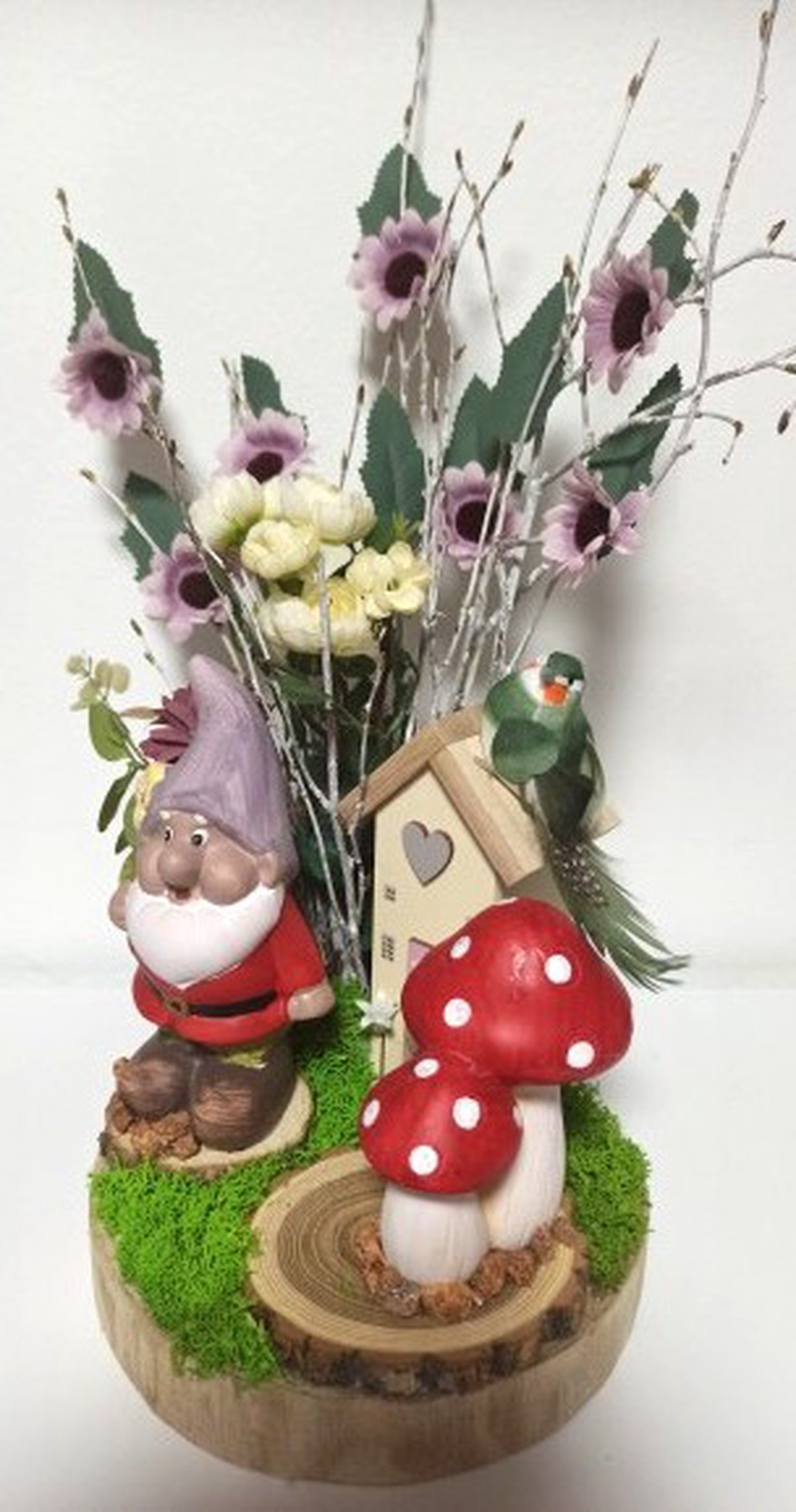 DECORAȚIUNE - PITIC, CIUPERCI ȘI CĂSUȚĂ PE FELIE DE LEMN - casă & stil de viață - decorațiuni de casă - decorațiuni de masă și rafturi - decorațiuni de masă - Artynos.ro