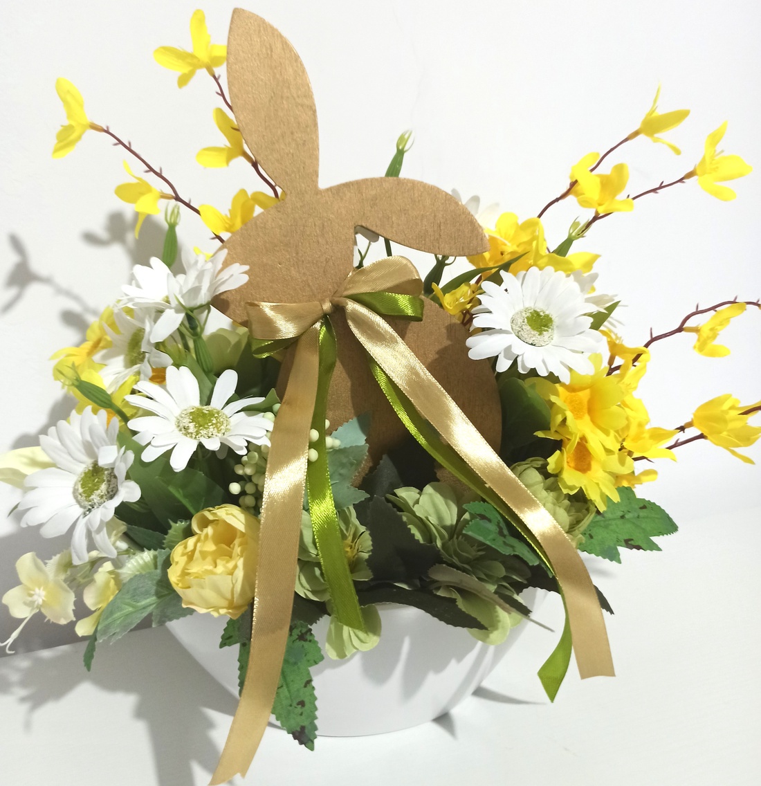 Ghiveci Alb Cu Iepure Lemn și Flori Albe și Galbene - casă & stil de viață - decorațiuni de casă - accesorii florale - cutii cu flori - Artynos.ro