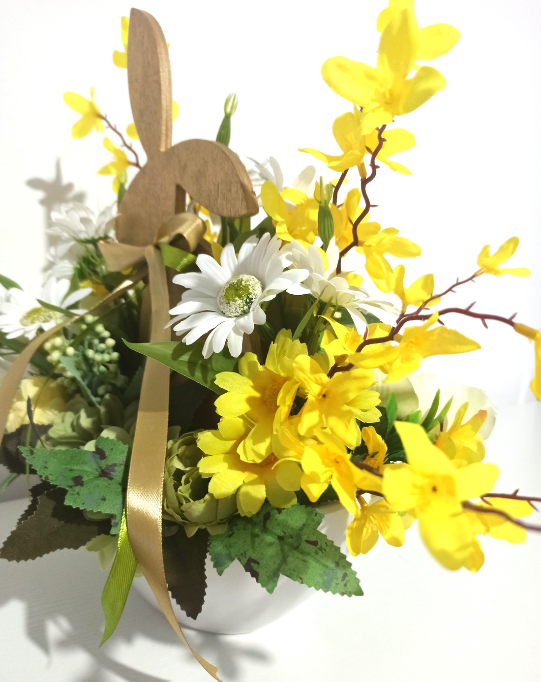 Ghiveci Alb Cu Iepure Lemn și Flori Albe și Galbene - casă & stil de viață - decorațiuni de casă - accesorii florale - cutii cu flori - Artynos.ro