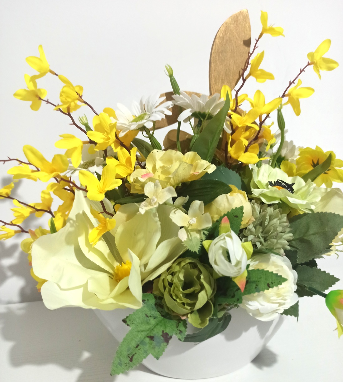 Ghiveci Alb Cu Iepure Lemn și Flori Albe și Galbene - casă & stil de viață - decorațiuni de casă - accesorii florale - cutii cu flori - Artynos.ro