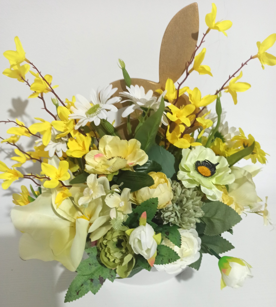 Ghiveci Alb Cu Iepure Lemn și Flori Albe și Galbene - casă & stil de viață - decorațiuni de casă - accesorii florale - cutii cu flori - Artynos.ro