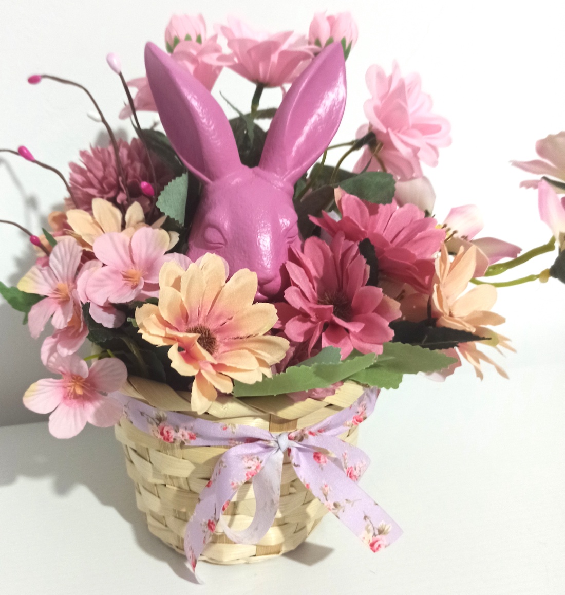 Coșuleț Cu Iepure Ceramică și Floricele Roz - decor de sărbători - decorațiuni de paște - decor masă de paște - Artynos.ro