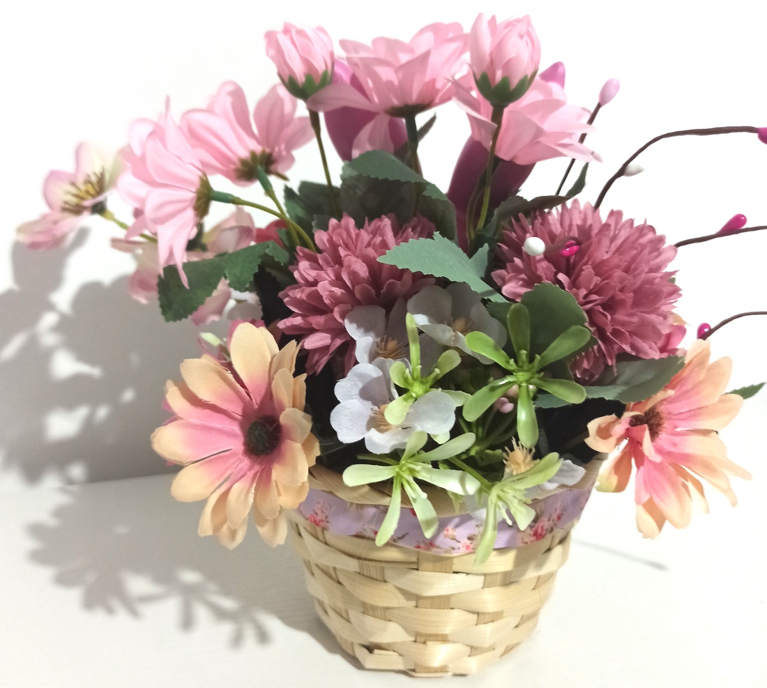 Coșuleț Cu Iepure Ceramică și Floricele Roz - decor de sărbători - decorațiuni de paște - decor masă de paște - Artynos.ro