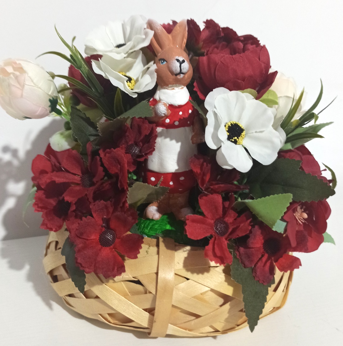Coșuleț Oval Răchită Cu Iepure și Anemone - casă & stil de viață - decorațiuni de casă - accesorii florale - cutii cu flori - Artynos.ro