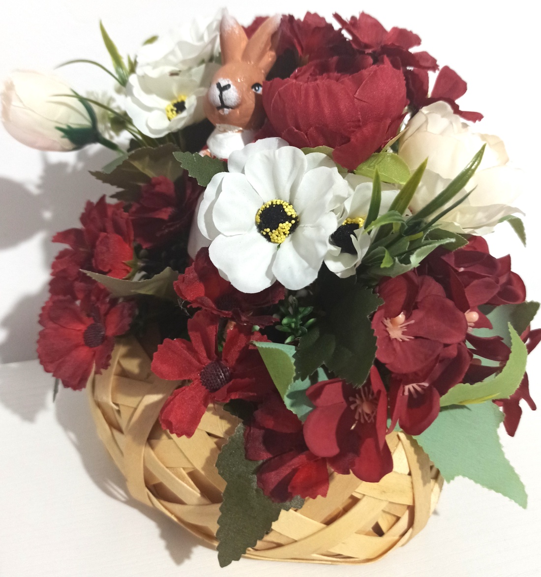 Coșuleț Oval Răchită Cu Iepure și Anemone - casă & stil de viață - decorațiuni de casă - accesorii florale - cutii cu flori - Artynos.ro