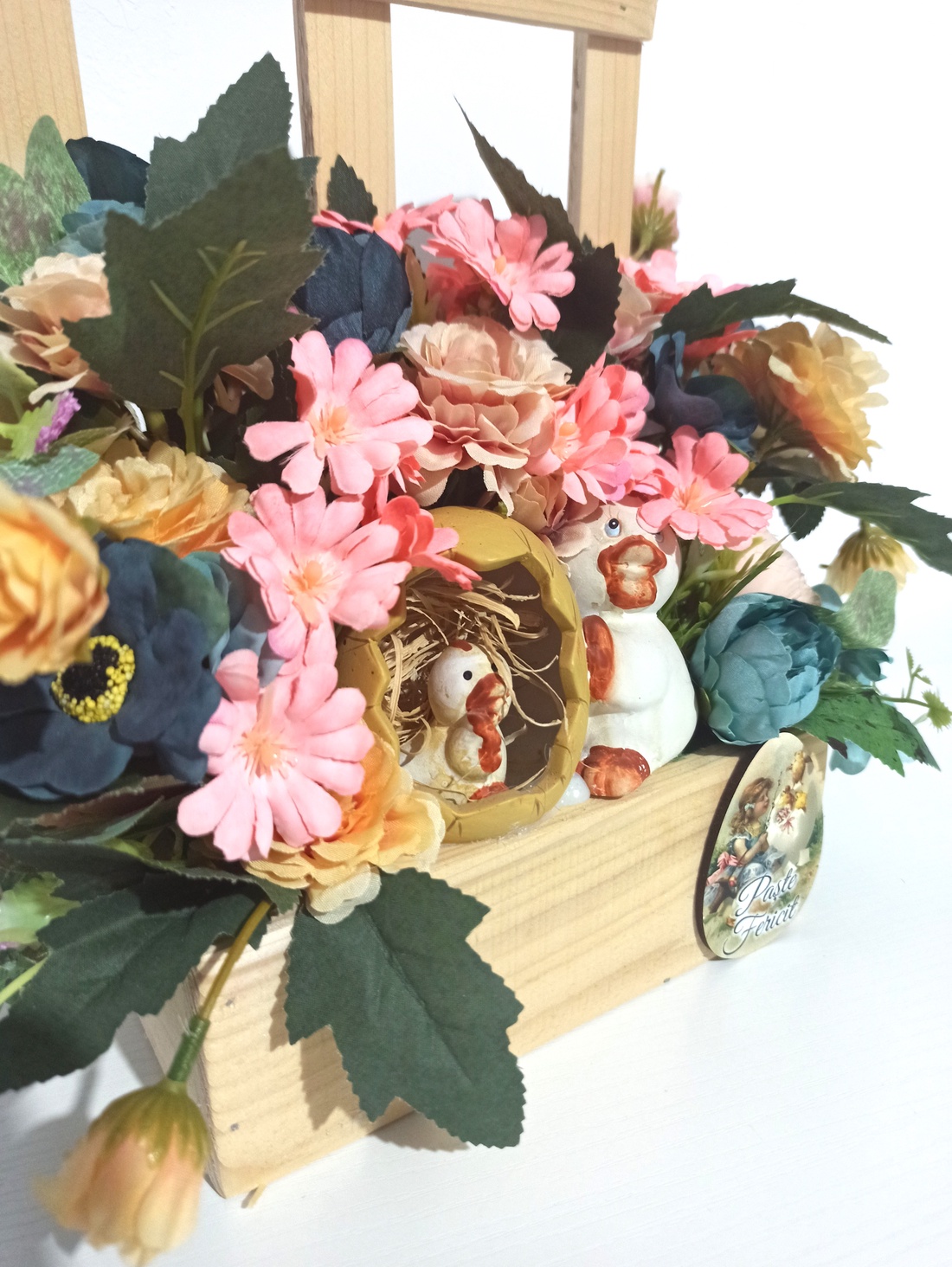 FEREASTRĂ LEMN BEJ CU PUIȘORI ȘI FLORI ROZ, SOMON - decor de sărbători - decorațiuni de paște - decor masă de paște - Artynos.ro