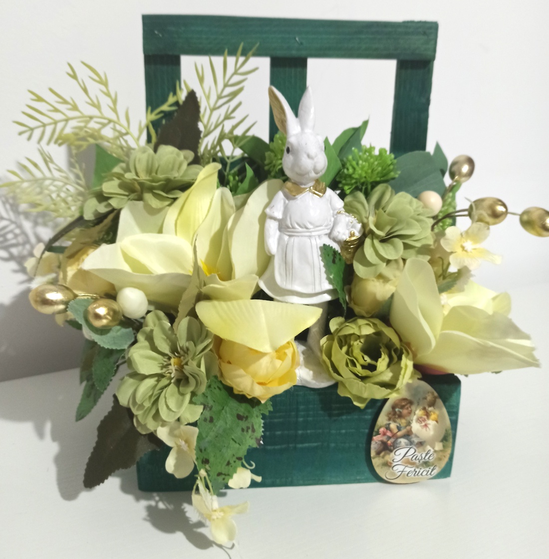 Fereastră Lemn Verde Cu Iepure Alb și Magnolii - decor de sărbători - decorațiuni de paște - decor masă de paște - Artynos.ro