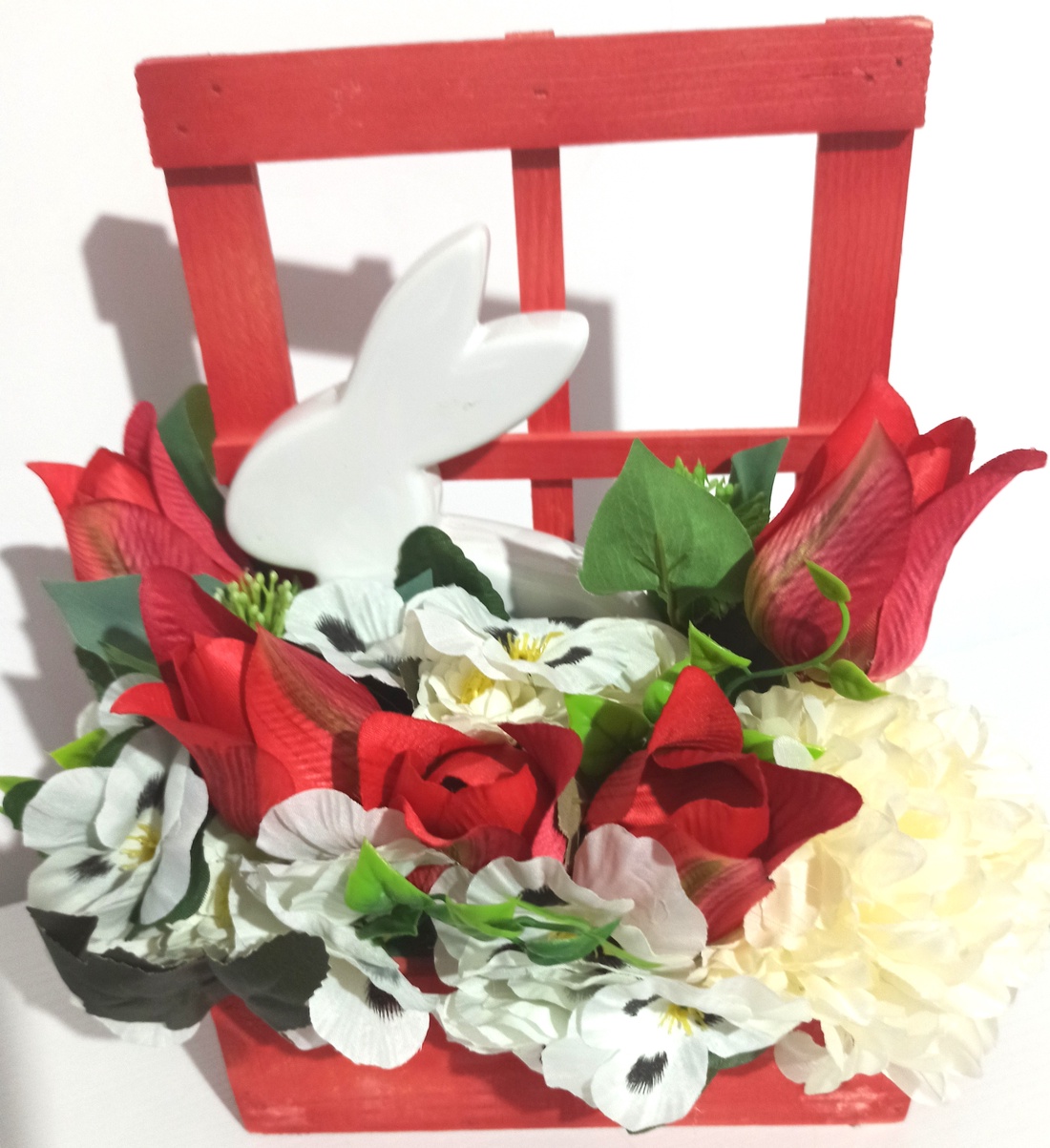 Fereastră Lemn Roșie Cu Iepure Alb și Panseluțe Albe - casă & stil de viață - decorațiuni de casă - decorațiuni de masă și rafturi - decorațiuni de masă - Artynos.ro