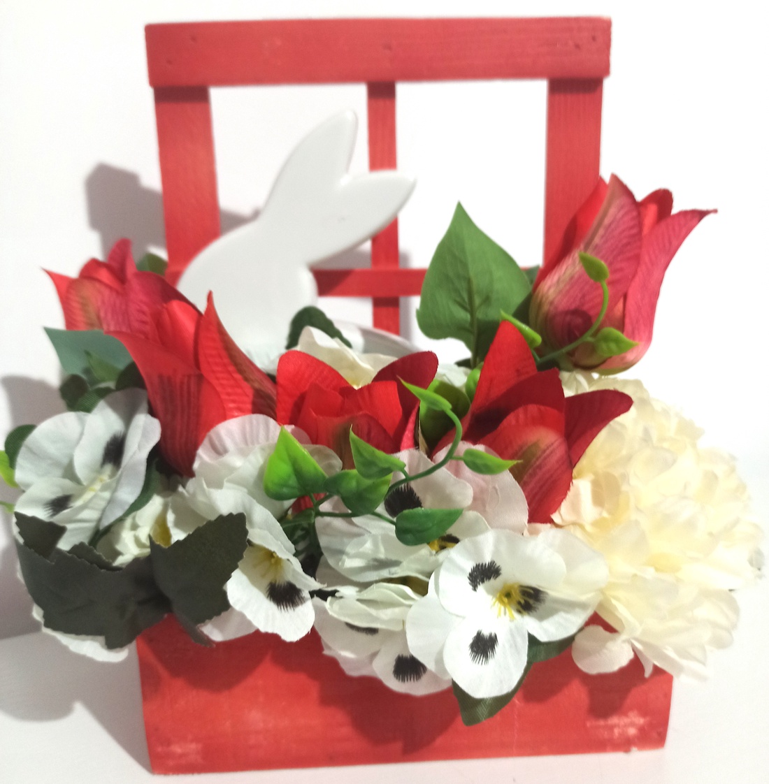 Fereastră Lemn Roșie Cu Iepure Alb și Panseluțe Albe - casă & stil de viață - decorațiuni de casă - decorațiuni de masă și rafturi - decorațiuni de masă - Artynos.ro