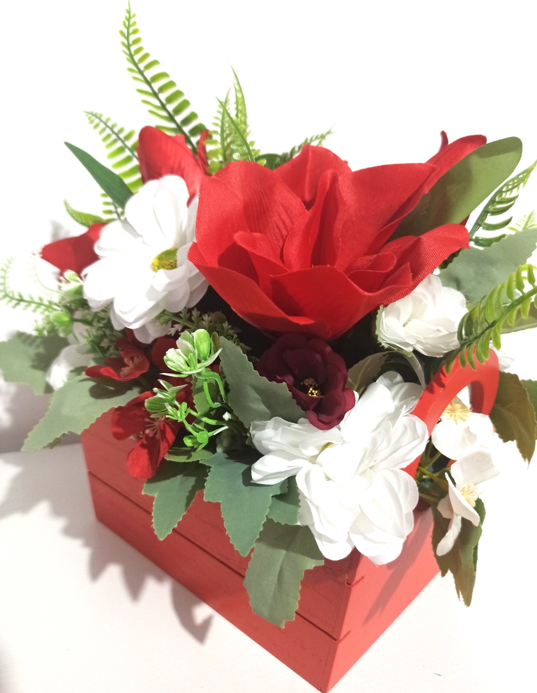 Lădiță Roșie Cu Magnolii și Lalele Roșii - casă & stil de viață - decorațiuni de casă - decorațiuni de masă și rafturi - decorațiuni de masă - Artynos.ro