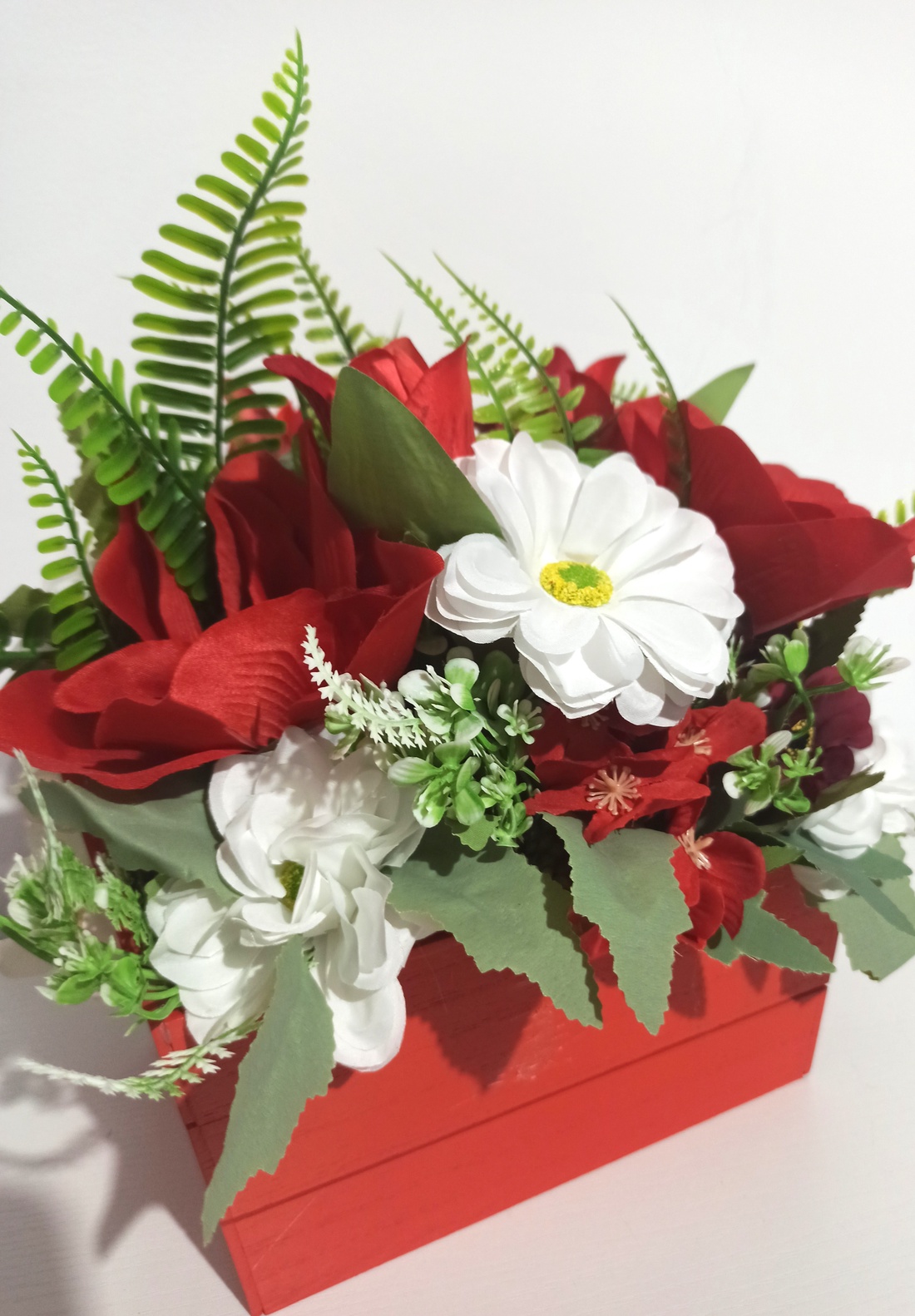 Lădiță Roșie Cu Magnolii și Lalele Roșii - casă & stil de viață - decorațiuni de casă - decorațiuni de masă și rafturi - decorațiuni de masă - Artynos.ro