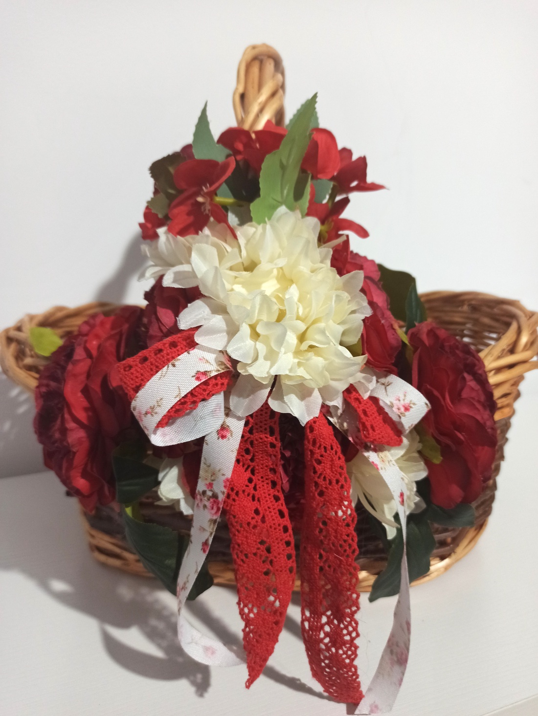 Coș Mediu Răchită Cu Flori Roșii și Albe - casă & stil de viață - decorațiuni de casă - decorațiuni de masă și rafturi - boluri decorative - Artynos.ro