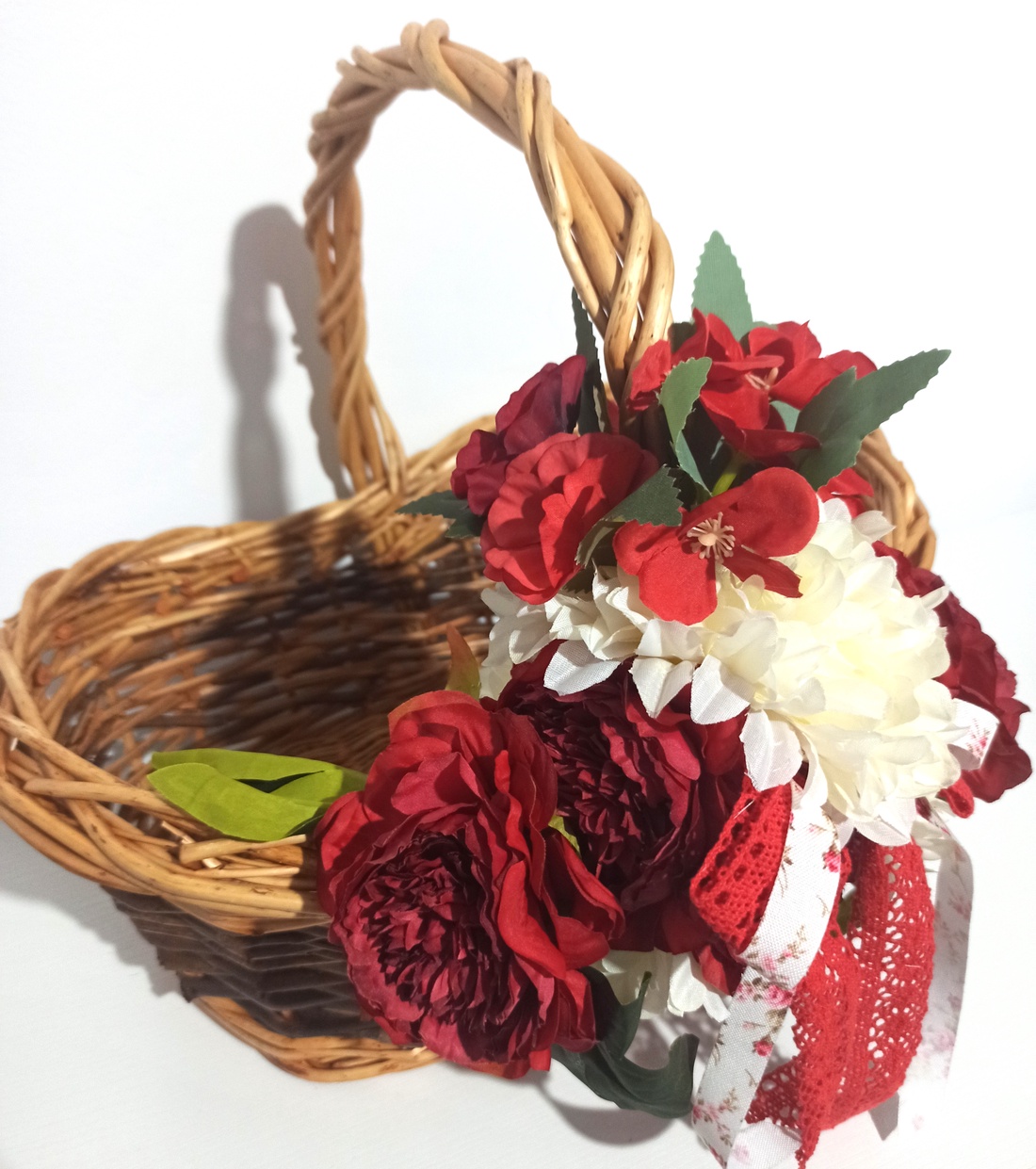 Coș Mediu Răchită Cu Flori Roșii și Albe - casă & stil de viață - decorațiuni de casă - decorațiuni de masă și rafturi - boluri decorative - Artynos.ro