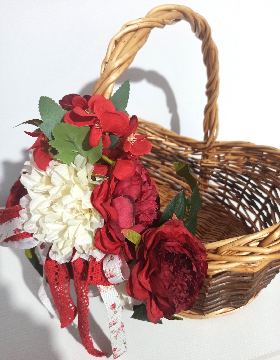 Coș Mediu Răchită Cu Flori Roșii și Albe - casă & stil de viață - decorațiuni de casă - decorațiuni de masă și rafturi - boluri decorative - Artynos.ro