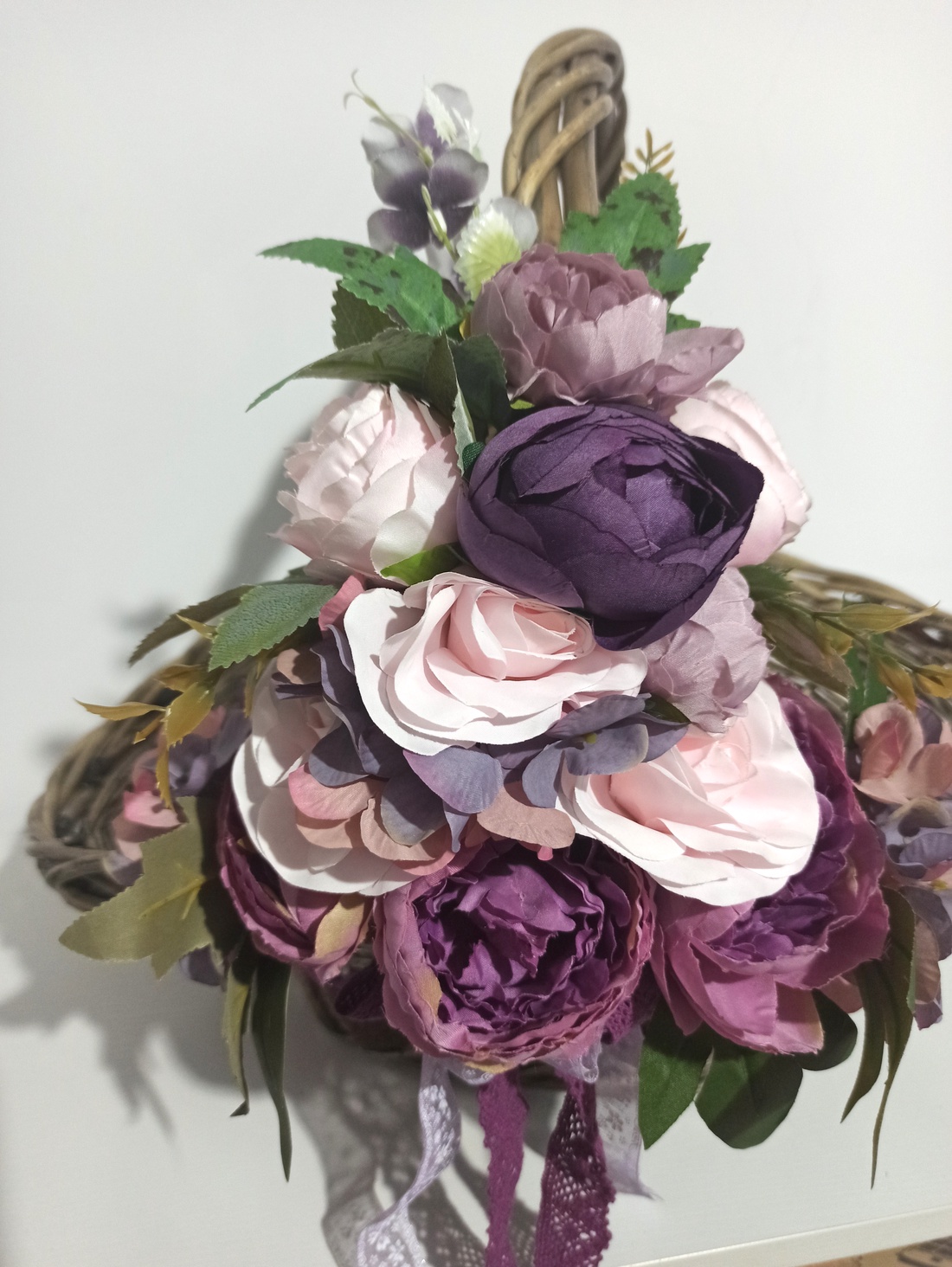 COȘ MARE DIN RĂCHITĂ GRI CU BUJORI ROZ, MOV - casă & stil de viață - decorațiuni de casă - decorațiuni de masă și rafturi - boluri decorative - Artynos.ro