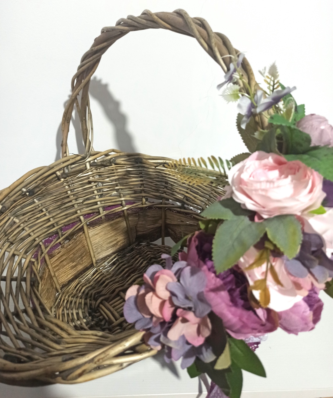 COȘ MARE DIN RĂCHITĂ GRI CU BUJORI ROZ, MOV - casă & stil de viață - decorațiuni de casă - decorațiuni de masă și rafturi - boluri decorative - Artynos.ro