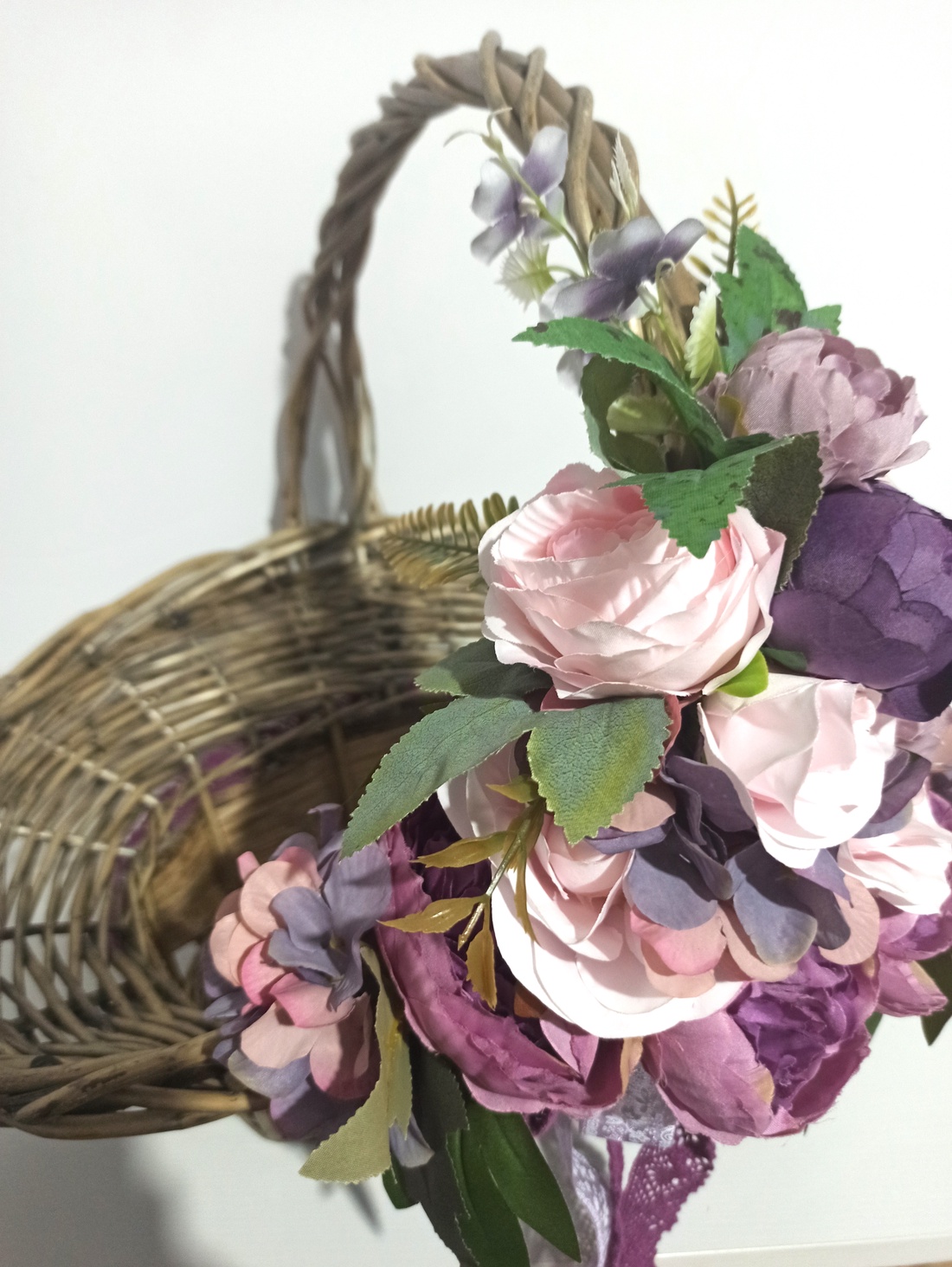 COȘ MARE DIN RĂCHITĂ GRI CU BUJORI ROZ, MOV - casă & stil de viață - decorațiuni de casă - decorațiuni de masă și rafturi - boluri decorative - Artynos.ro