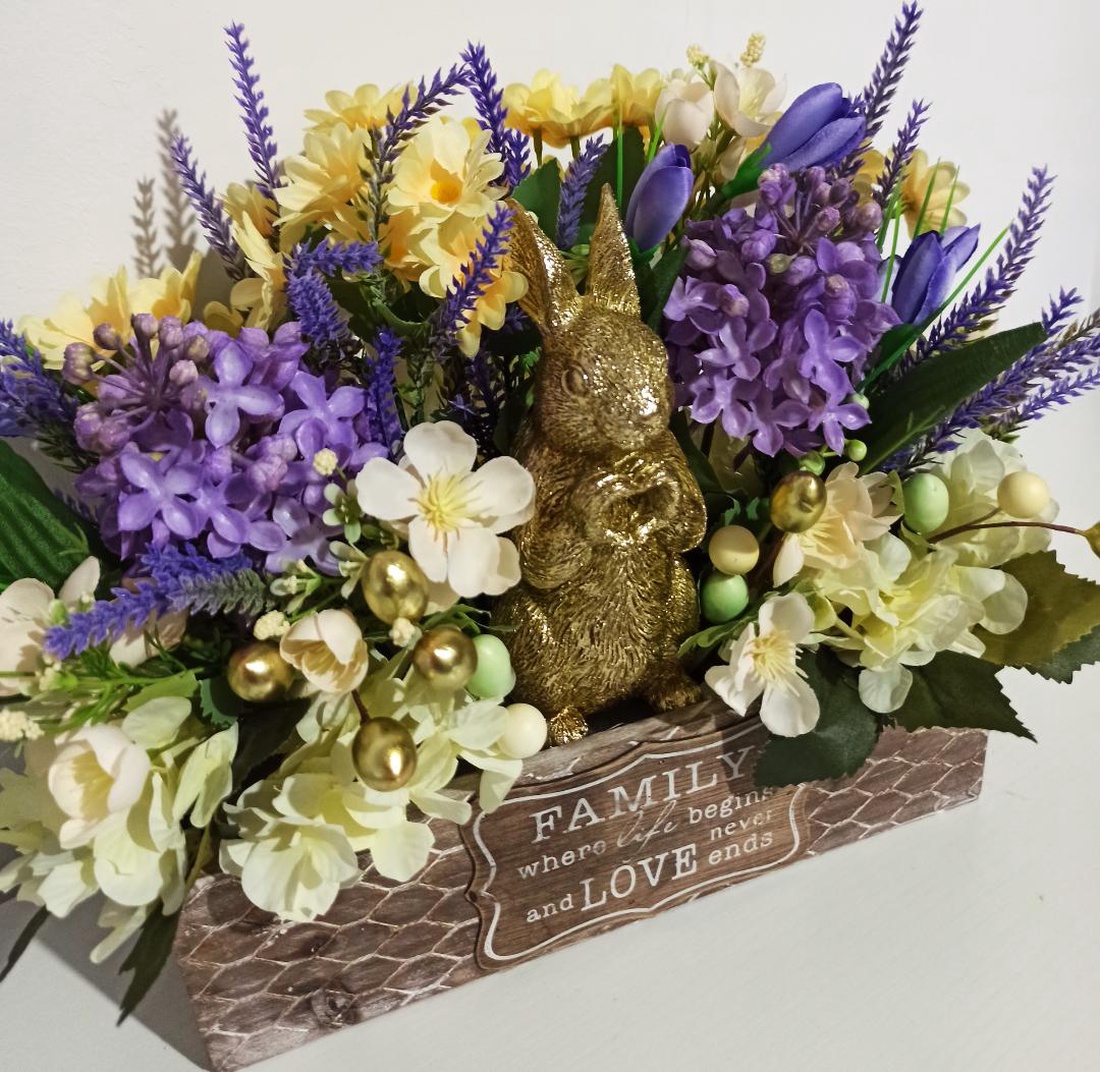 Lădiță Lemn Cu Iepure Ceramică și Flori Galbene și Mov - casă & stil de viață - decorațiuni de casă - accesorii florale - cutii cu flori - Artynos.ro