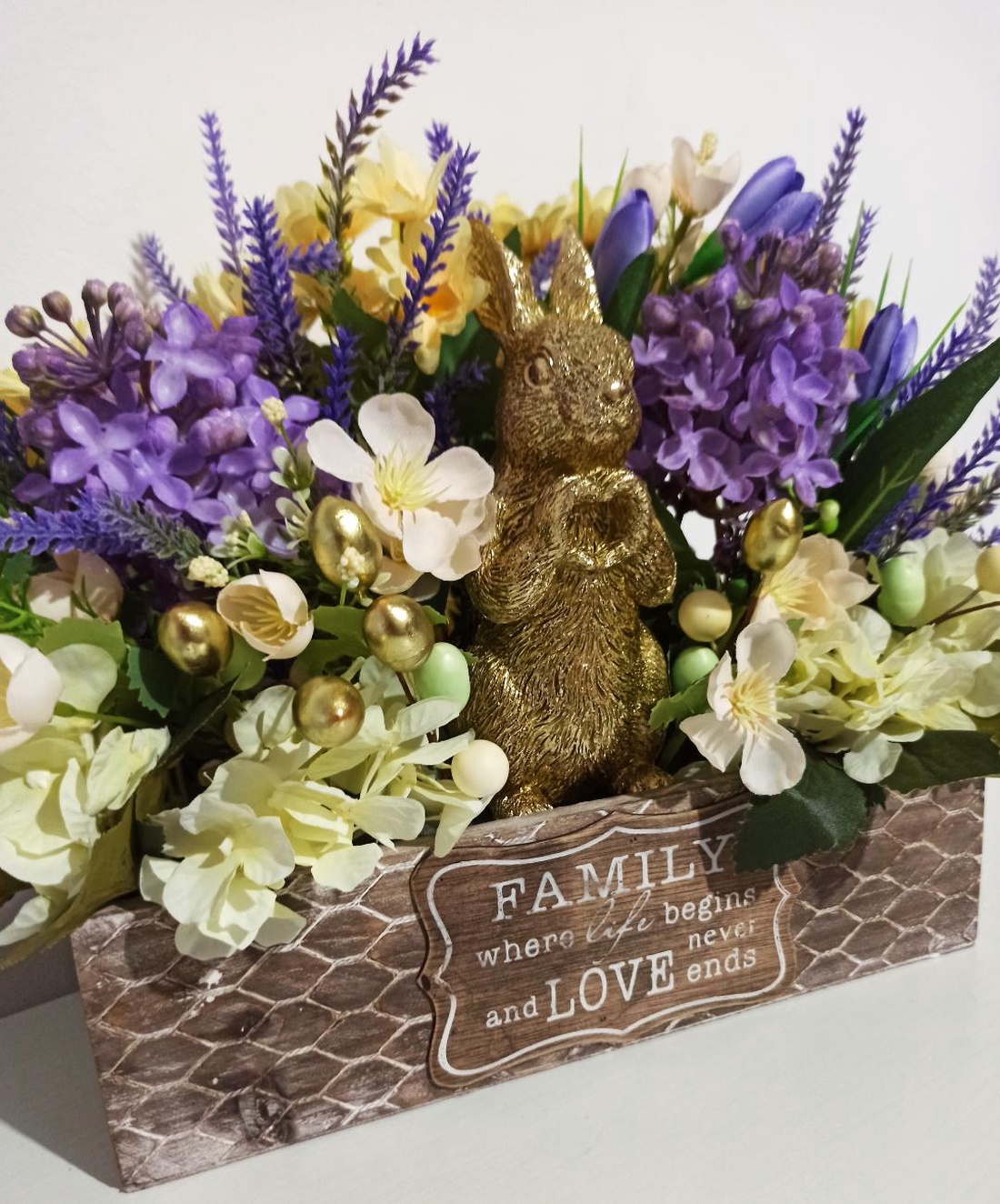 Lădiță Lemn Cu Iepure Ceramică și Flori Galbene și Mov - casă & stil de viață - decorațiuni de casă - accesorii florale - cutii cu flori - Artynos.ro