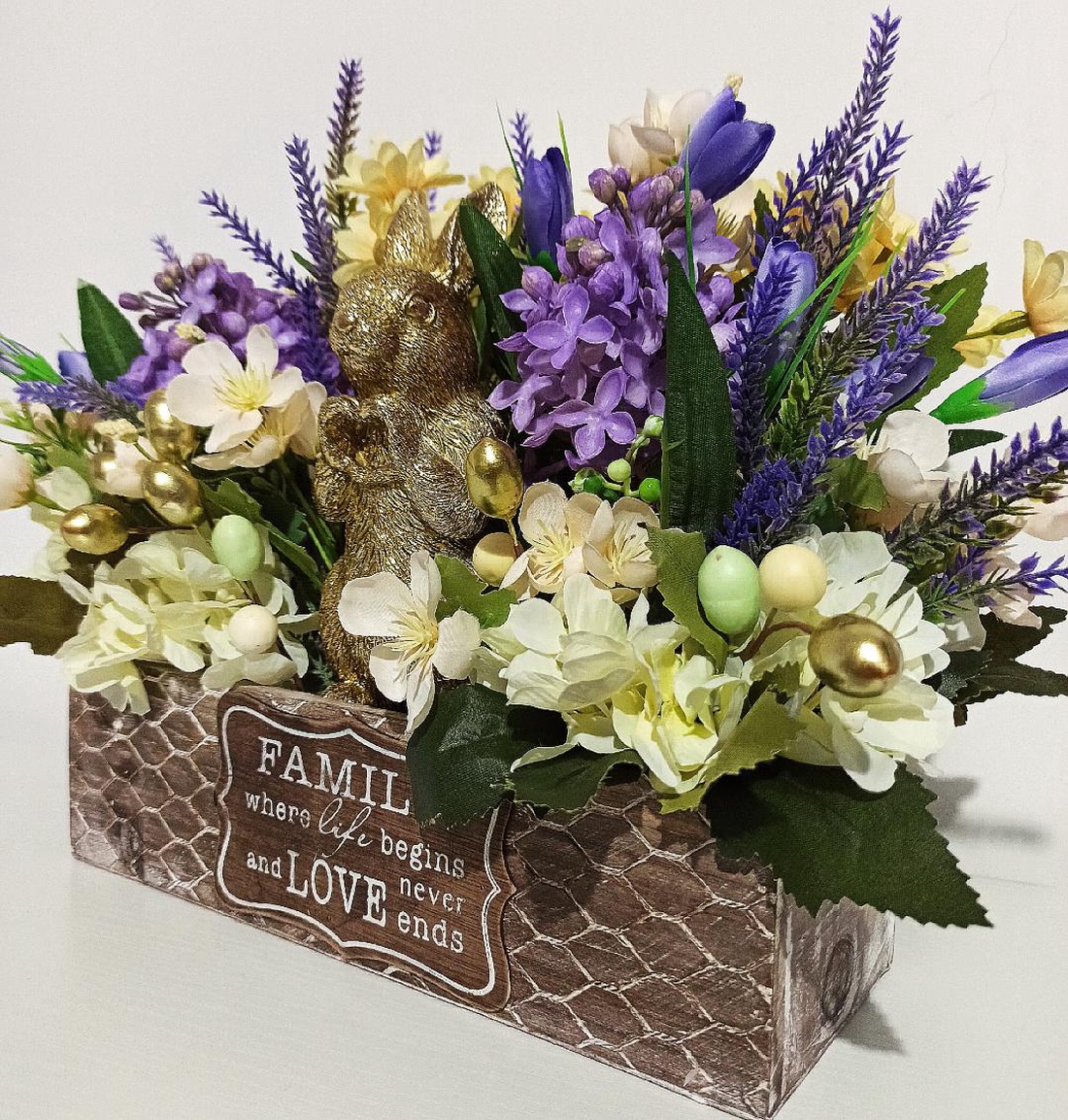 Lădiță Lemn Cu Iepure Ceramică și Flori Galbene și Mov - casă & stil de viață - decorațiuni de casă - accesorii florale - cutii cu flori - Artynos.ro