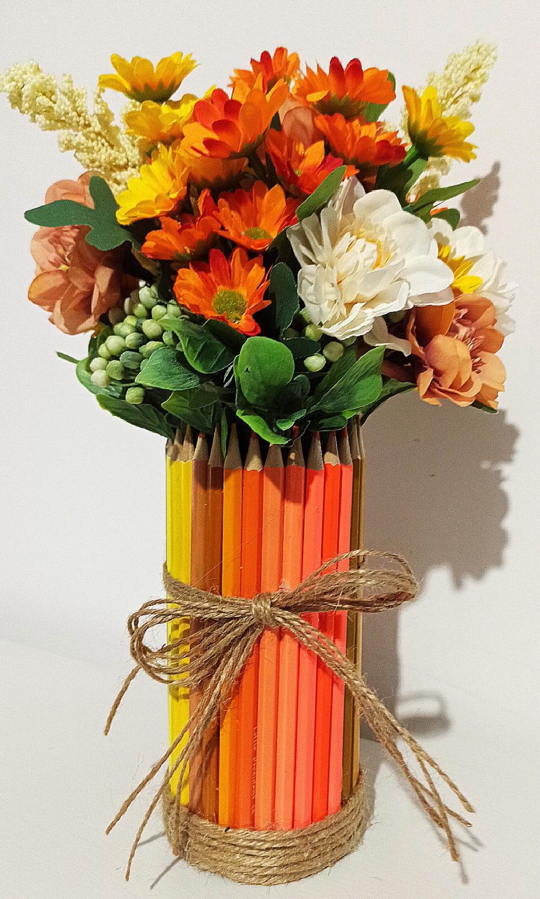 Cutie Creioane Portocalii Cu Floricele Galbene și Portocalii - casă & stil de viață - decorațiuni de casă - accesorii florale - cutii cu flori - Artynos.ro