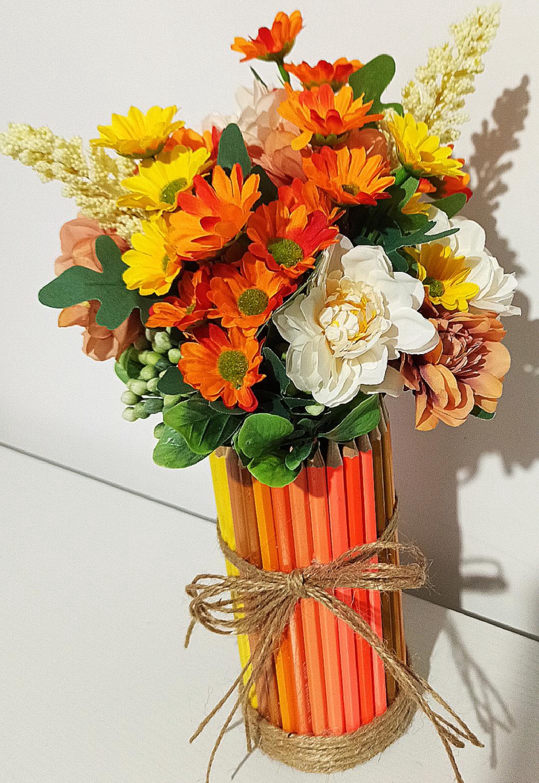 Cutie Creioane Portocalii Cu Floricele Galbene și Portocalii - casă & stil de viață - decorațiuni de casă - accesorii florale - cutii cu flori - Artynos.ro