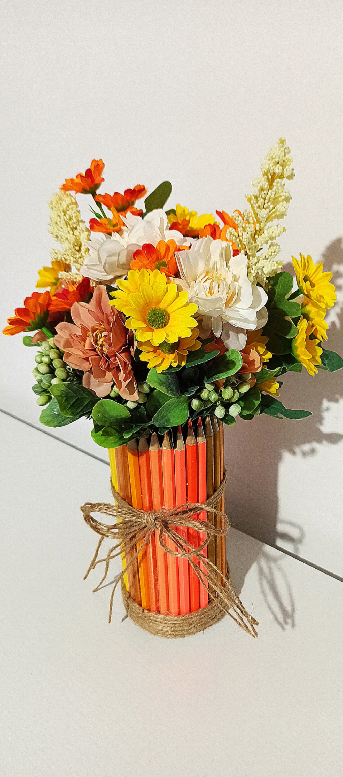 Cutie din creioane portocalii cu flori galbene și portocalii - casă & stil de viață - decorațiuni de casă - accesorii florale - cutii cu flori - Artynos.ro
