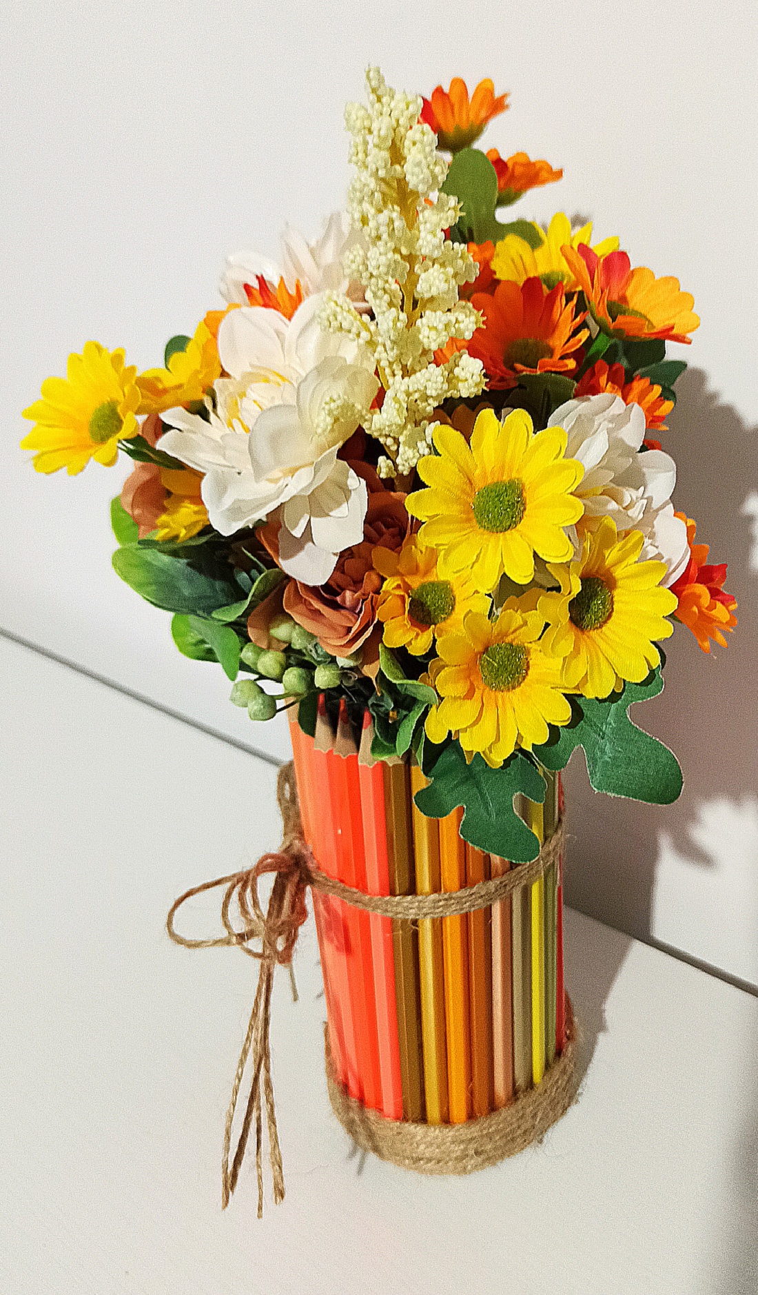 Cutie din creioane portocalii cu flori galbene și portocalii - casă & stil de viață - decorațiuni de casă - accesorii florale - cutii cu flori - Artynos.ro