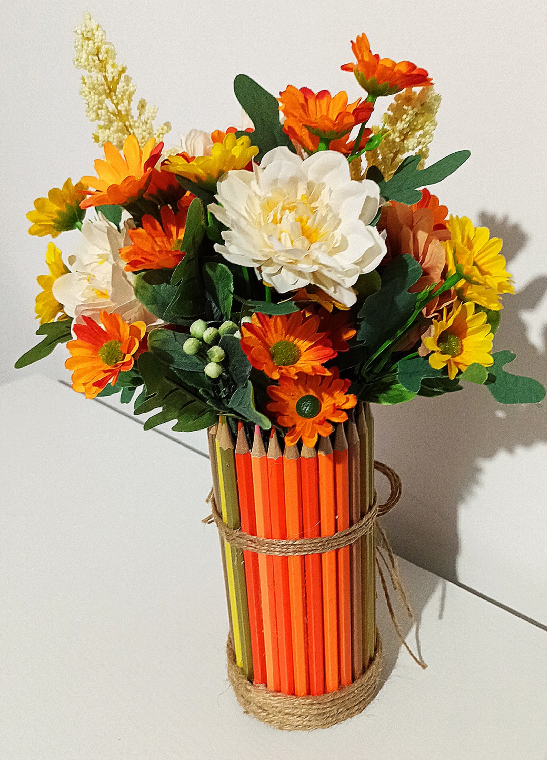 Cutie din creioane portocalii cu flori galbene și portocalii - casă & stil de viață - decorațiuni de casă - accesorii florale - cutii cu flori - Artynos.ro