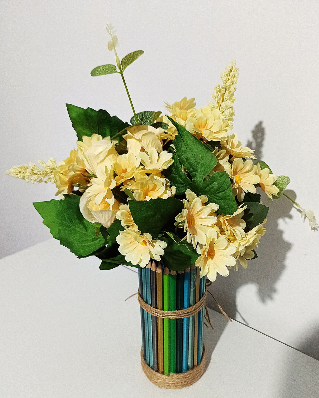 Cutie din creioane verzi cu flori galbene și verzi - casă & stil de viață - decorațiuni de casă - accesorii florale - cutii cu flori - Artynos.ro