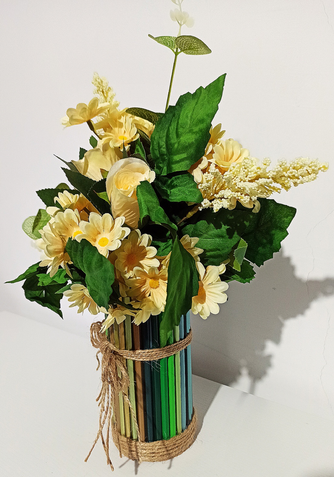 Cutie din creioane verzi cu flori galbene și verzi - casă & stil de viață - decorațiuni de casă - accesorii florale - cutii cu flori - Artynos.ro