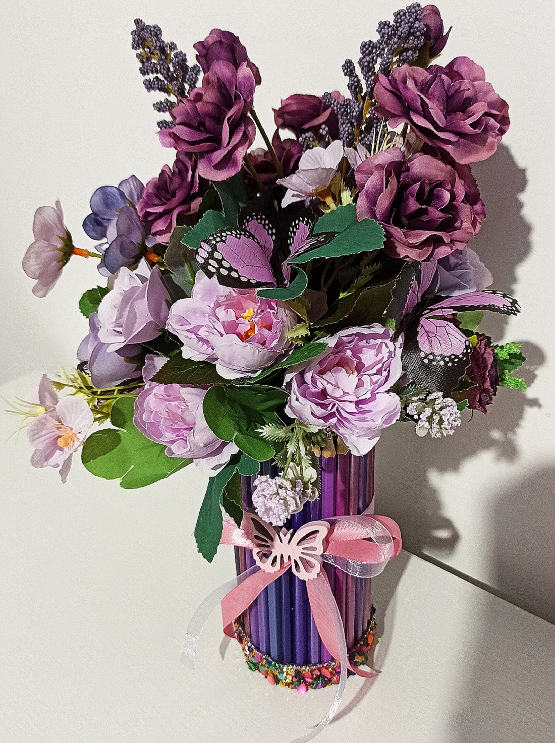 Cutie din creioane violet cu trandafirași violet - casă & stil de viață - decorațiuni de casă - accesorii florale - cutii cu flori - Artynos.ro