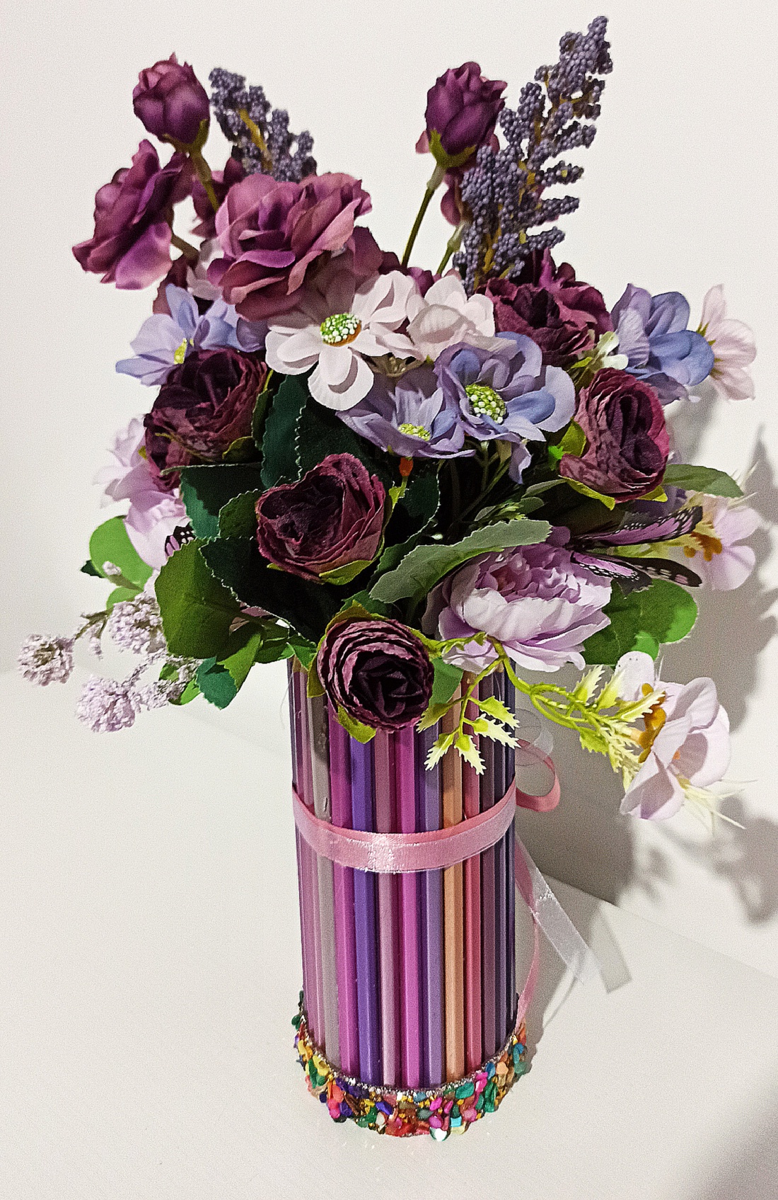 Cutie din creioane violet cu trandafirași violet - casă & stil de viață - decorațiuni de casă - accesorii florale - cutii cu flori - Artynos.ro