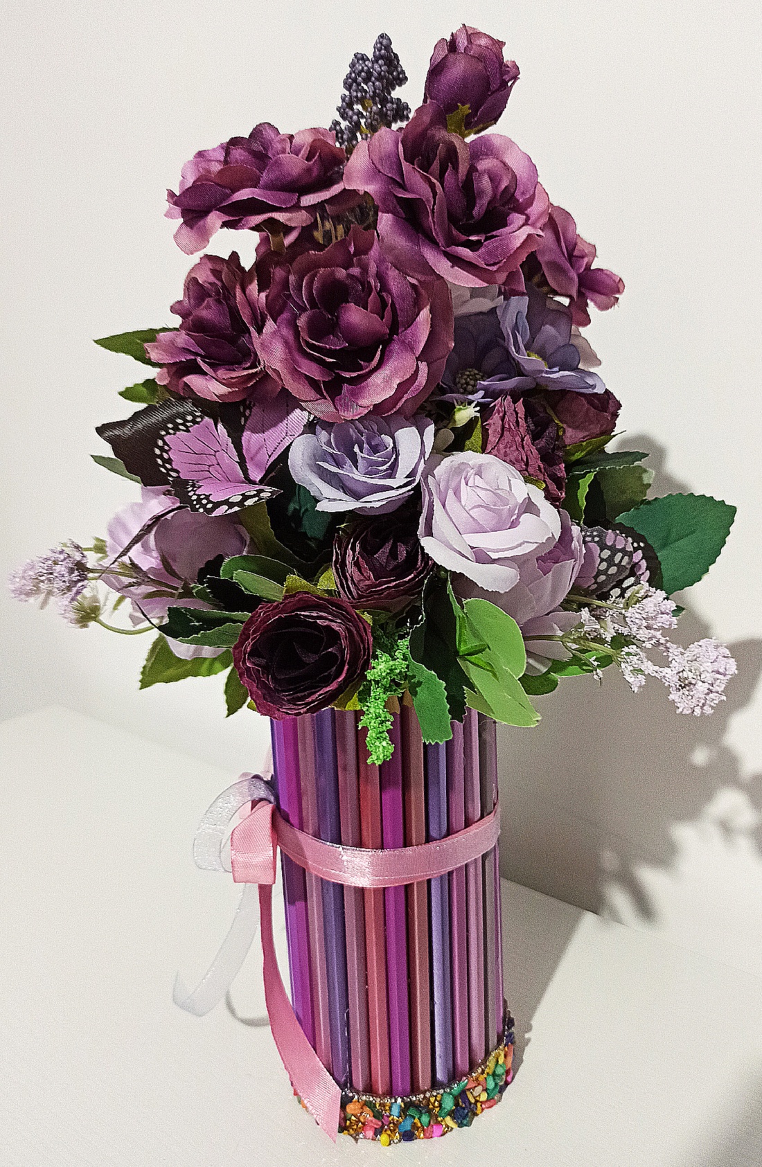 Cutie din creioane violet cu trandafirași violet - casă & stil de viață - decorațiuni de casă - accesorii florale - cutii cu flori - Artynos.ro