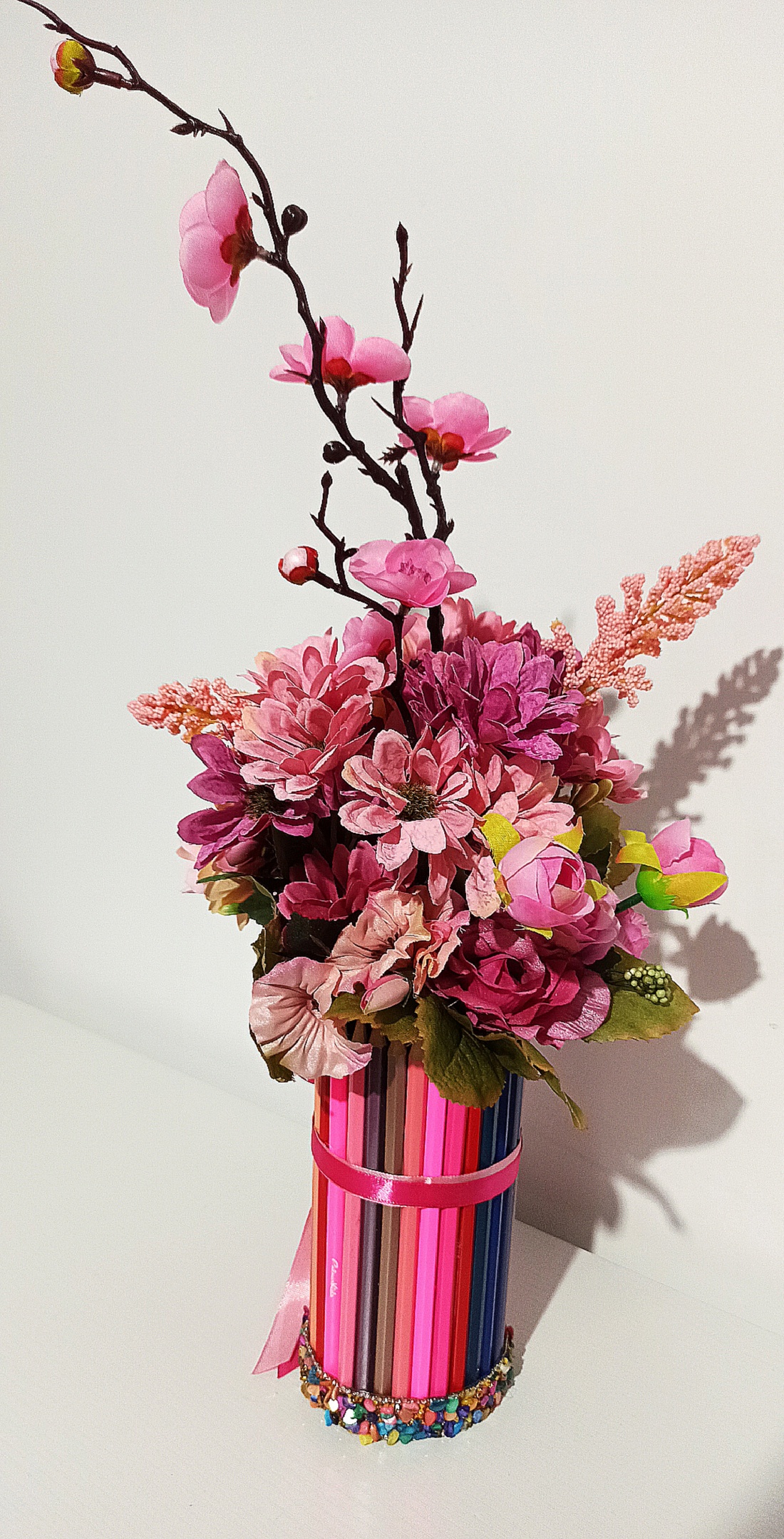 Cutie din creioane roz cu crenguță de cireș roz și margarete - casă & stil de viață - decorațiuni de casă - accesorii florale - cutii cu flori - Artynos.ro