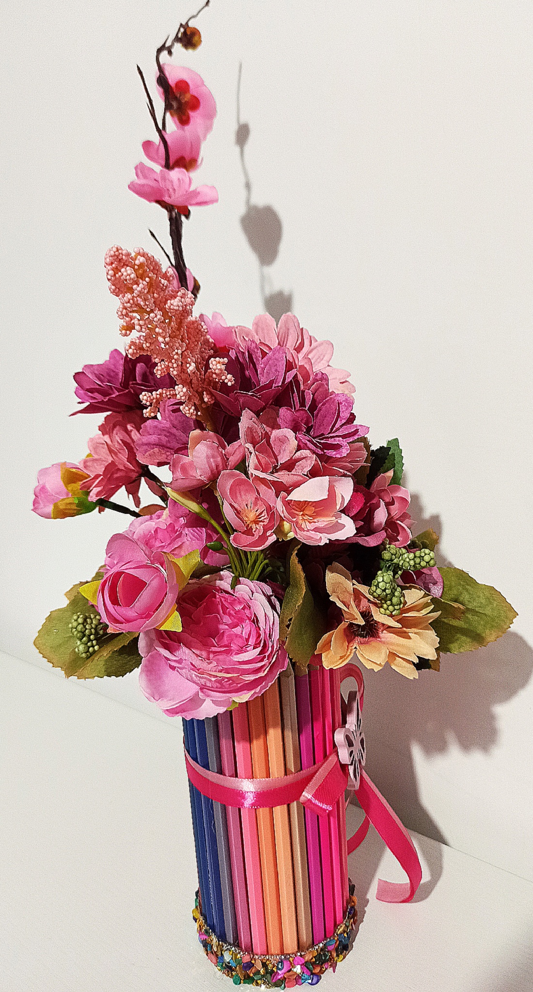 Cutie din creioane roz cu crenguță de cireș roz și margarete - casă & stil de viață - decorațiuni de casă - accesorii florale - cutii cu flori - Artynos.ro