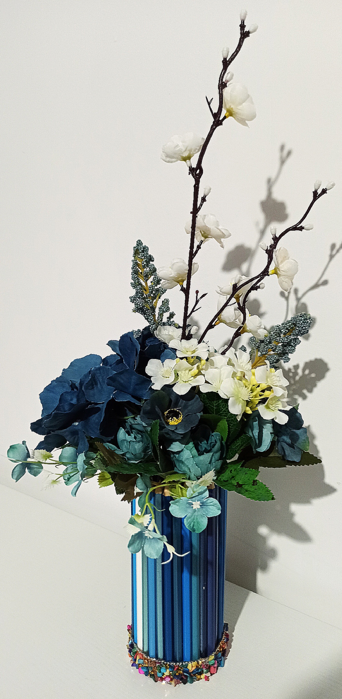 Cutie din creioane albastre cu crenguță de cireș albă și floricele albastre - casă & stil de viață - decorațiuni de casă - accesorii florale - cutii cu flori - Artynos.ro