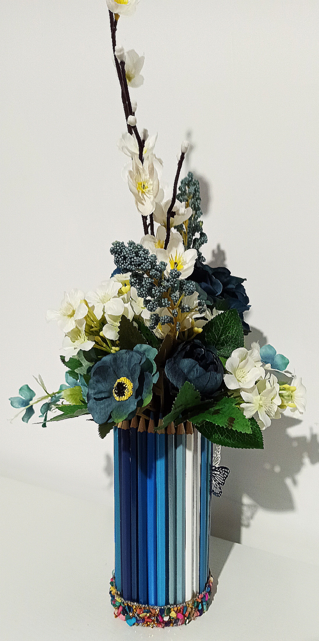 Cutie din creioane albastre cu crenguță de cireș albă și floricele albastre - casă & stil de viață - decorațiuni de casă - accesorii florale - cutii cu flori - Artynos.ro