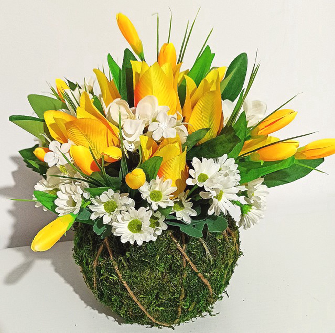 Coș verde tip sferă cu licheni, crocus și lalele galbene -  - Artynos.ro