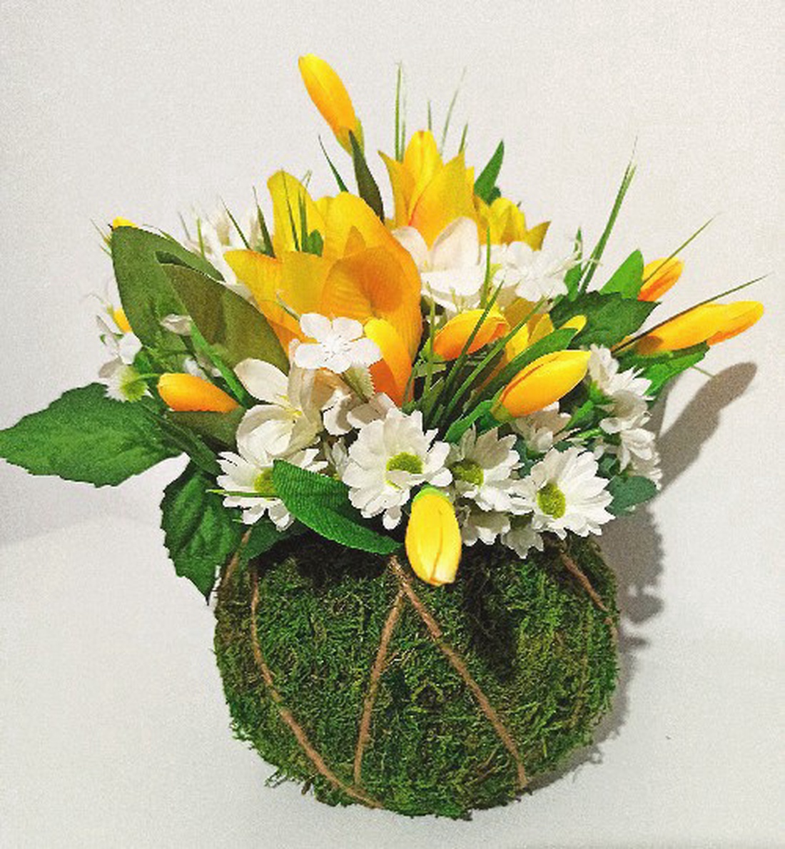 Coș verde tip sferă cu licheni, crocus și lalele galbene -  - Artynos.ro