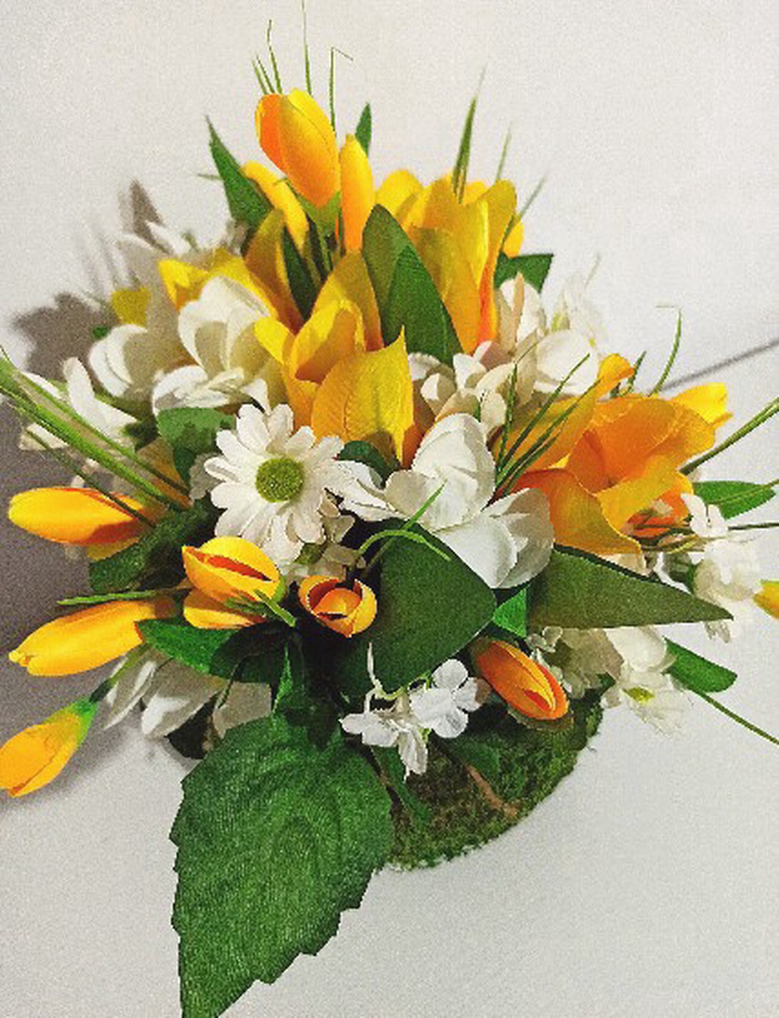 Coș verde tip sferă cu licheni, crocus și lalele galbene -  - Artynos.ro