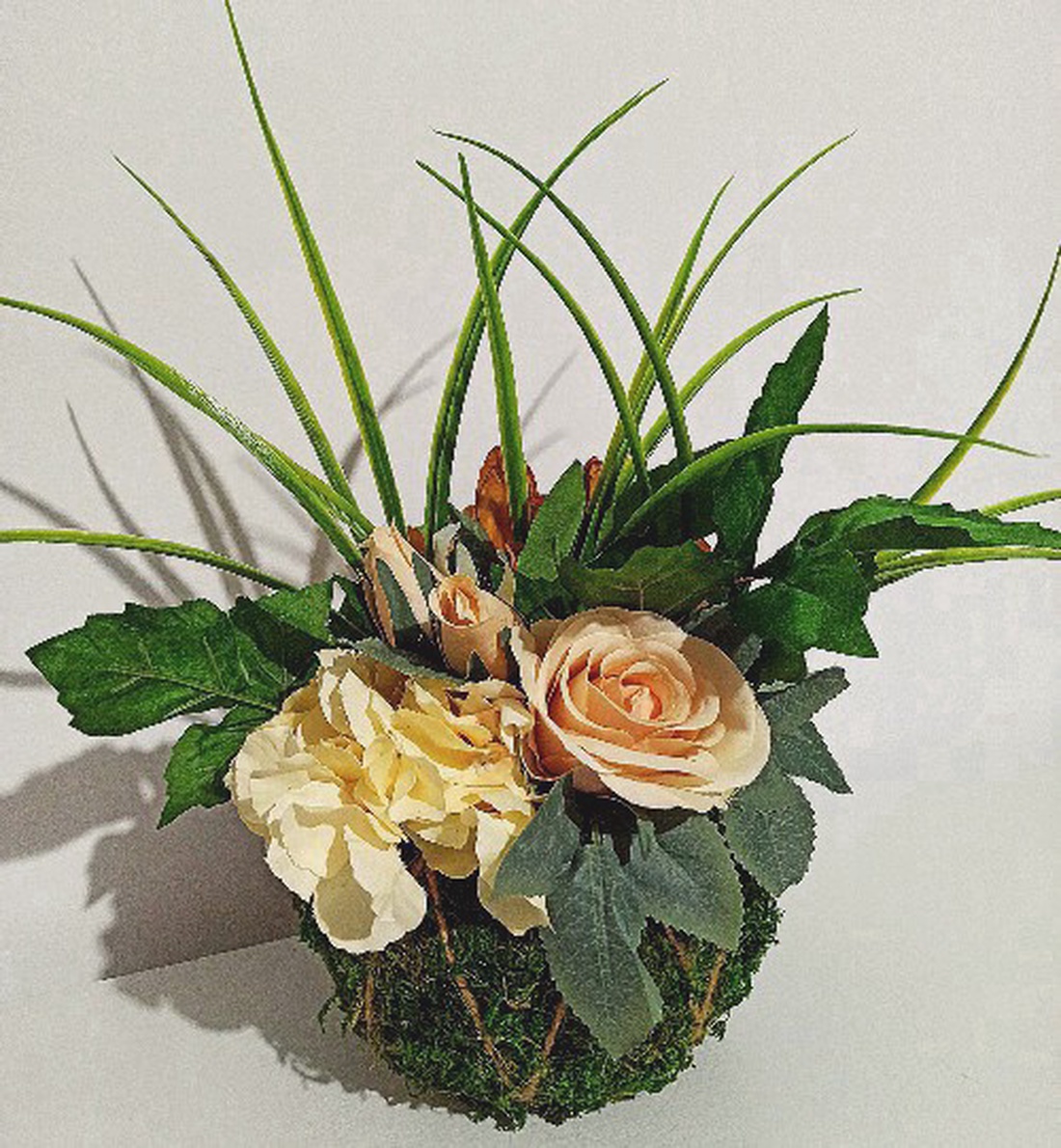 Coș tip sferă cu licheni cu crizantemă cofee -  - Artynos.ro