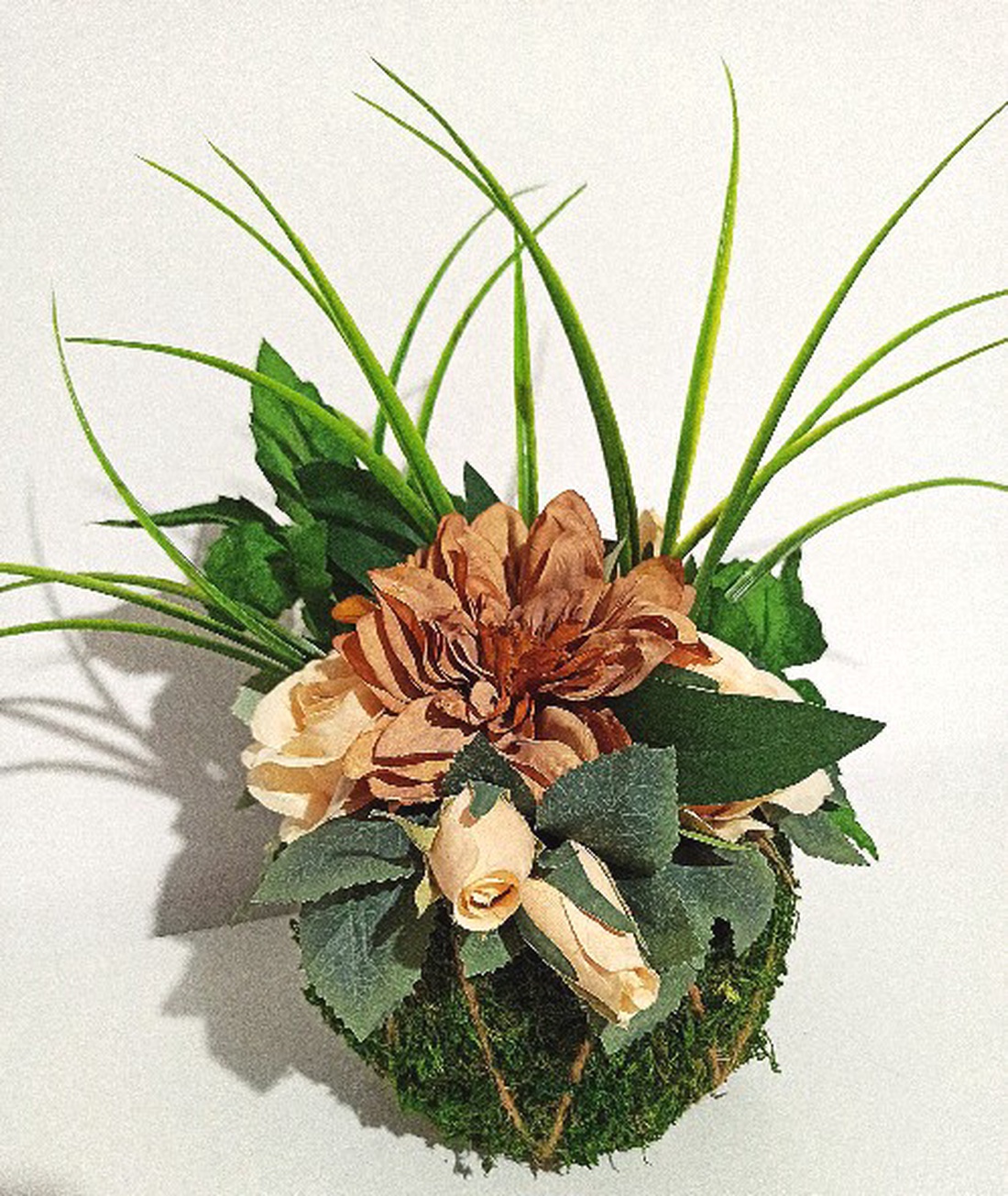 Coș tip sferă cu licheni cu crizantemă cofee -  - Artynos.ro