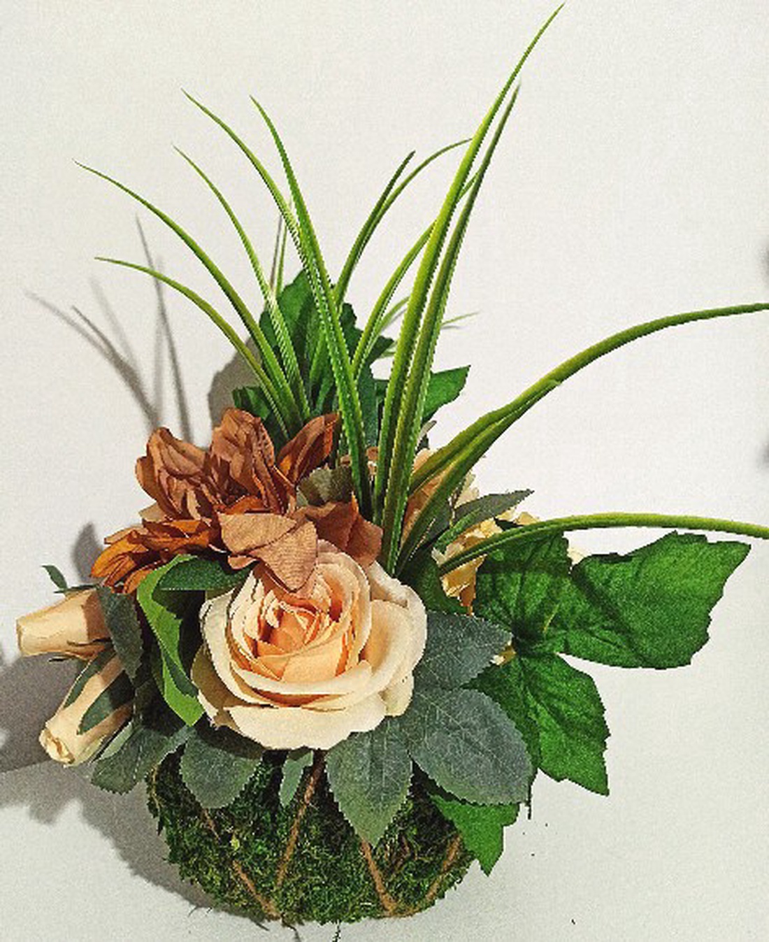 Coș tip sferă cu licheni cu crizantemă cofee -  - Artynos.ro